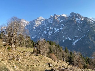 İsviçre 'nin Glarus Alpleri ve Klontalersee Rezerv Gölü (Kloentalersee veya Klontaler Gölü) üzerinde bulunan Glarus Kantonu (veya Glaernisch) - İsviçre / Schweiz Kantonu.