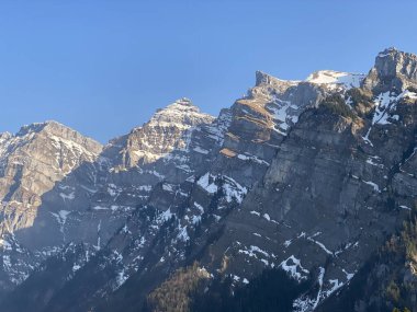 İsviçre 'nin Glarus Alpleri ve Klontalersee Rezerv Gölü (Kloentalersee veya Klontaler Gölü) üzerinde bulunan Glarus Kantonu (veya Glaernisch) - İsviçre / Schweiz Kantonu.