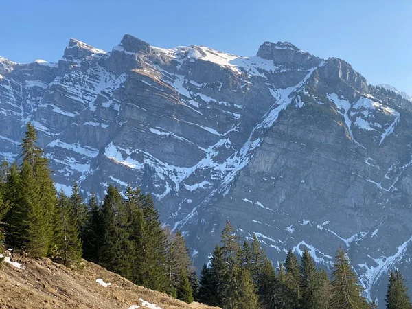 Glarnisch 或Glaernisch 高山山脉位于瑞士Glarus阿尔卑斯山地块和Klontalersee水库湖 Kloentalersee或Klontaler湖 瑞士Glarus州 Schweiz — 图库照片