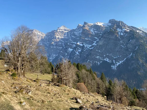 İsviçre 'nin Glarus Alpleri ve Klontalersee Rezerv Gölü (Kloentalersee veya Klontaler Gölü) üzerinde bulunan Glarus Kantonu (veya Glaernisch) - İsviçre / Schweiz Kantonu.