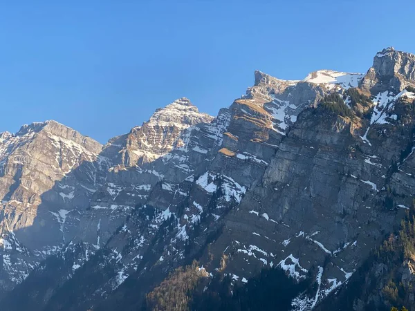 İsviçre 'nin Glarus Alpleri ve Klontalersee Rezerv Gölü (Kloentalersee veya Klontaler Gölü) üzerinde bulunan Glarus Kantonu (veya Glaernisch) - İsviçre / Schweiz Kantonu.