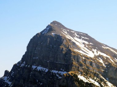 Alp zirvesi Vorder Glarnisch (Vorder Glaernisch, 2328 m) Glarus Alpleri dağ sırası, Klontalersee gölü ve Kloental alp vadisi - Glarus Kantonu, İsviçre / Schweiz