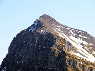Alp zirvesi Vorder Glarnisch (Vorder Glaernisch, 2328 m) Glarus Alpleri dağ sırası, Klontalersee gölü ve Kloental alp vadisi - Glarus Kantonu, İsviçre / Schweiz