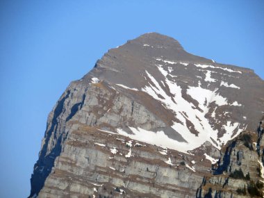 Alp zirvesi Vorder Glarnisch (Vorder Glaernisch, 2328 m) Glarus Alpleri dağ sırası, Klontalersee gölü ve Kloental alp vadisi - Glarus Kantonu, İsviçre / Schweiz