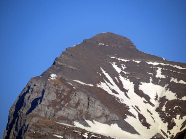 Alp zirvesi Vorder Glarnisch (Vorder Glaernisch, 2328 m) Glarus Alpleri dağ sırası, Klontalersee gölü ve Kloental alp vadisi - Glarus Kantonu, İsviçre / Schweiz