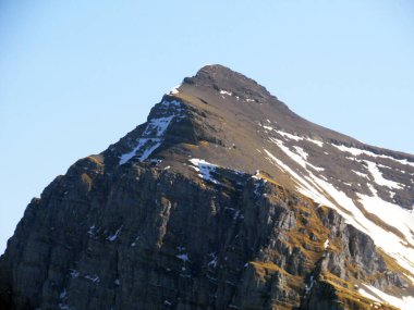 Alp zirvesi Vorder Glarnisch (Vorder Glaernisch, 2328 m) Glarus Alpleri dağ sırası, Klontalersee gölü ve Kloental alp vadisi - Glarus Kantonu, İsviçre / Schweiz