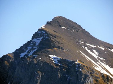 Alp zirvesi Vorder Glarnisch (Vorder Glaernisch, 2328 m) Glarus Alpleri dağ sırası, Klontalersee gölü ve Kloental alp vadisi - Glarus Kantonu, İsviçre / Schweiz