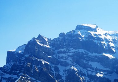 Rocky tepeleri Hochtor (veya Hoechtor) ve Vrenelisgaertli (Vrenelisgaertli) Glarus Alpleri dağ sıralarında, Kloentalersee gölünün üzerinde ve Klontal alp vadisi - Glarus Kantonu, İsviçre / Schweiz