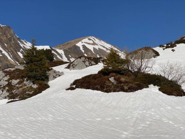 Eriyen kar örtüsü ve erken bahar atmosferi Alp Dağları 'nın Glarus Kantonu, İsviçre / Schweiz' in buzlu tepelerinde ve alp vadilerinde