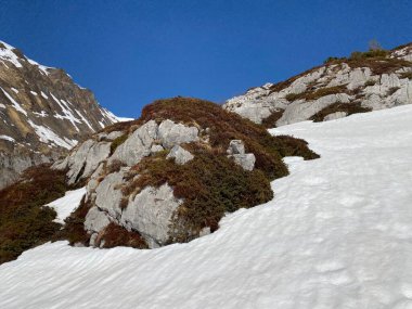 Eriyen kar örtüsü ve erken bahar atmosferi Alp Dağları 'nın Glarus Kantonu, İsviçre / Schweiz' in buzlu tepelerinde ve alp vadilerinde