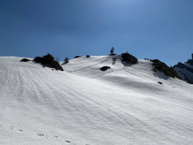 Eriyen kar örtüsü ve erken bahar atmosferi Alp Dağları 'nın Glarus Kantonu, İsviçre / Schweiz' in buzlu tepelerinde ve alp vadilerinde