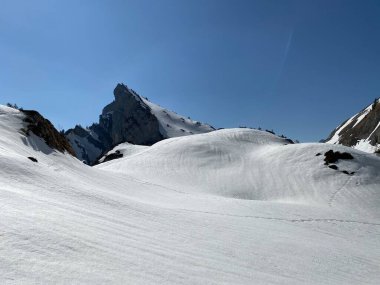 Eriyen kar örtüsü ve erken bahar atmosferi Alp Dağları 'nın Glarus Kantonu, İsviçre / Schweiz' in buzlu tepelerinde ve alp vadilerinde