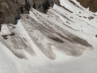 Eriyen kar örtüsü ve erken bahar atmosferi Alp Dağları 'nın Glarus Kantonu, İsviçre / Schweiz' in buzlu tepelerinde ve alp vadilerinde