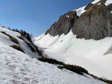 Eriyen kar örtüsü ve erken bahar atmosferi Alp Dağları 'nın Glarus Kantonu, İsviçre / Schweiz' in buzlu tepelerinde ve alp vadilerinde