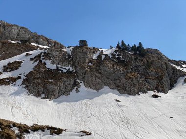 Eriyen kar örtüsü ve erken bahar atmosferi Alp Dağları 'nın Glarus Kantonu, İsviçre / Schweiz' in buzlu tepelerinde ve alp vadilerinde