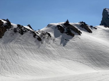 Eriyen kar örtüsü ve erken bahar atmosferi Alp Dağları 'nın Glarus Kantonu, İsviçre / Schweiz' in buzlu tepelerinde ve alp vadilerinde