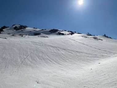 Eriyen kar örtüsü ve erken bahar atmosferi Alp Dağları 'nın Glarus Kantonu, İsviçre / Schweiz' in buzlu tepelerinde ve alp vadilerinde