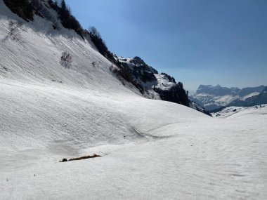 Eriyen kar örtüsü ve erken bahar atmosferi Alp Dağları 'nın Glarus Kantonu, İsviçre / Schweiz' in buzlu tepelerinde ve alp vadilerinde