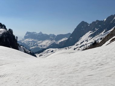Eriyen kar örtüsü ve erken bahar atmosferi Alp Dağları 'nın Glarus Kantonu, İsviçre / Schweiz' in buzlu tepelerinde ve alp vadilerinde