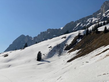 Eriyen kar örtüsü ve erken bahar atmosferi Alp Dağları 'nın Glarus Kantonu, İsviçre / Schweiz' in buzlu tepelerinde ve alp vadilerinde
