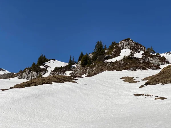 Schmelzende Schneedecke Und Frühlingshaftes Ambiente Den Alpentälern Und Vereisten Gipfeln — Stockfoto