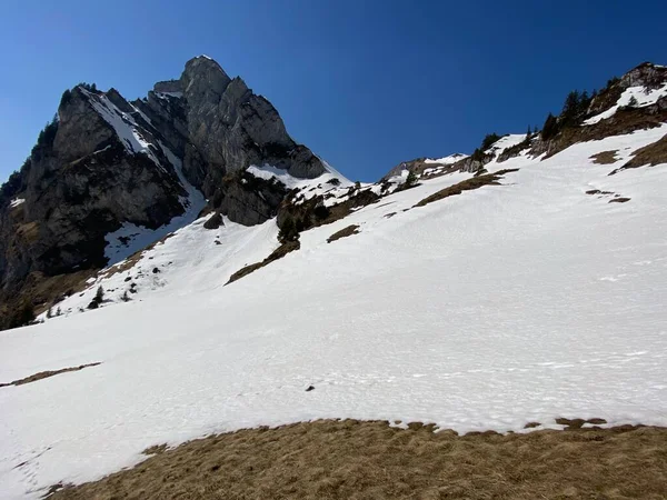高山の谷と氷河のピークで融雪雪雪カバーと早春の雰囲気 アルプスの山塊 グラスのカントン スイス スイス — ストック写真