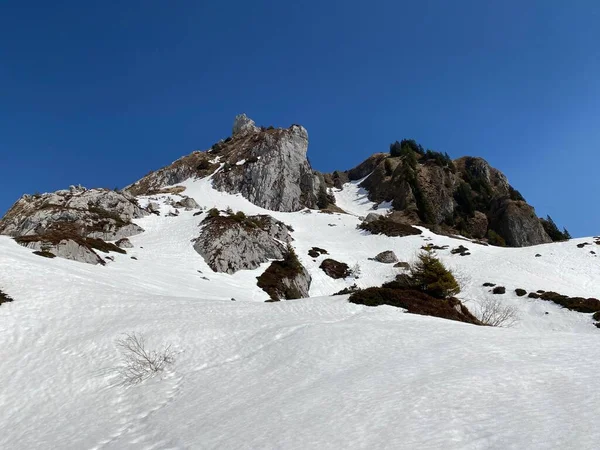 Cubierta Nieve Derretida Ambiente Primaveral Los Valles Alpinos Picos Helados — Foto de Stock