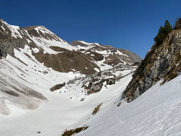 Schmelzende Schneedecke Und Frühlingshaftes Ambiente Den Alpentälern Und Vereisten Gipfeln — Stockfoto