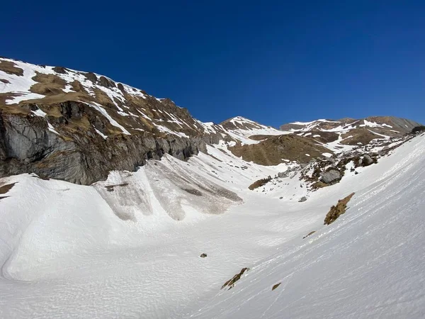 Cubierta Nieve Derretida Ambiente Primaveral Los Valles Alpinos Picos Helados —  Fotos de Stock