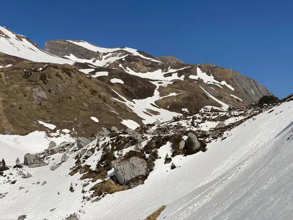 Scioglimento Del Manto Nevoso Atmosfera Primaverile Nelle Valli Alpine Cime — Foto Stock