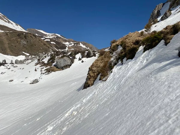 Cubierta Nieve Derretida Ambiente Primaveral Los Valles Alpinos Picos Helados —  Fotos de Stock