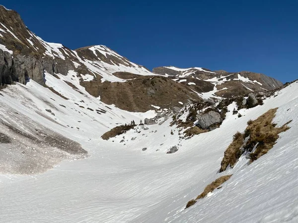 Schmelzende Schneedecke Und Frühlingshaftes Ambiente Den Alpentälern Und Vereisten Gipfeln — Stockfoto