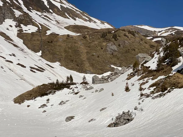 Cobertura Neve Derretida Ambiente Início Primavera Nos Vales Alpinos Picos — Fotografia de Stock