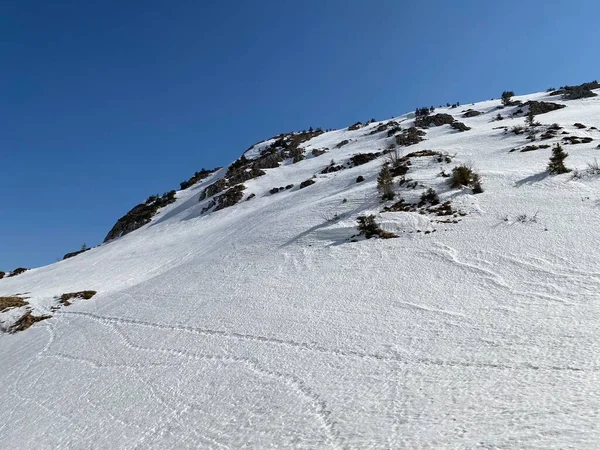 Smeltende Sneeuwbedekking Vroege Lentesfeer Alpiene Dalen Ijzige Toppen Van Het — Stockfoto