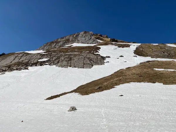Cubierta Nieve Derretida Ambiente Primaveral Los Valles Alpinos Picos Helados — Foto de Stock
