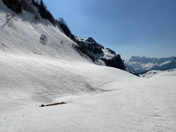 Eriyen kar örtüsü ve erken bahar atmosferi Alp Dağları 'nın Glarus Kantonu, İsviçre / Schweiz' in buzlu tepelerinde ve alp vadilerinde
