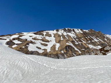 Glarus Alpleri dağ kitlesinin dağlık vadilerinde ve buzlu tepelerinde muhteşem kış yürüyüşü patikaları ve izler - Glarus Kantonu, İsviçre (Schweiz)