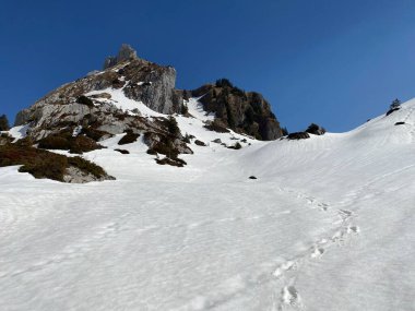 Glarus Alpleri dağ kitlesinin dağlık vadilerinde ve buzlu tepelerinde muhteşem kış yürüyüşü patikaları ve izler - Glarus Kantonu, İsviçre (Schweiz)