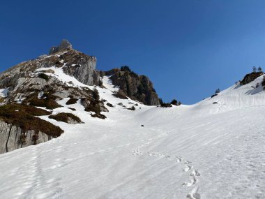 Glarus Alpleri dağ kitlesinin dağlık vadilerinde ve buzlu tepelerinde muhteşem kış yürüyüşü patikaları ve izler - Glarus Kantonu, İsviçre (Schweiz)