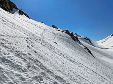 Glarus Alpleri dağ kitlesinin dağlık vadilerinde ve buzlu tepelerinde muhteşem kış yürüyüşü patikaları ve izler - Glarus Kantonu, İsviçre (Schweiz)
