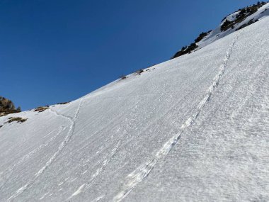 Glarus Alpleri dağ kitlesinin dağlık vadilerinde ve buzlu tepelerinde muhteşem kış yürüyüşü patikaları ve izler - Glarus Kantonu, İsviçre (Schweiz)