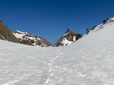 Glarus Alpleri dağ kitlesinin dağlık vadilerinde ve buzlu tepelerinde muhteşem kış yürüyüşü patikaları ve izler - Glarus Kantonu, İsviçre (Schweiz)