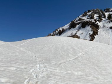 Glarus Alpleri dağ kitlesinin dağlık vadilerinde ve buzlu tepelerinde muhteşem kış yürüyüşü patikaları ve izler - Glarus Kantonu, İsviçre (Schweiz)