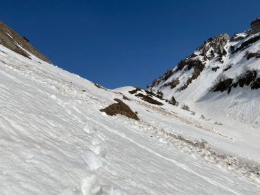 Glarus Alpleri dağ kitlesinin dağlık vadilerinde ve buzlu tepelerinde muhteşem kış yürüyüşü patikaları ve izler - Glarus Kantonu, İsviçre (Schweiz)