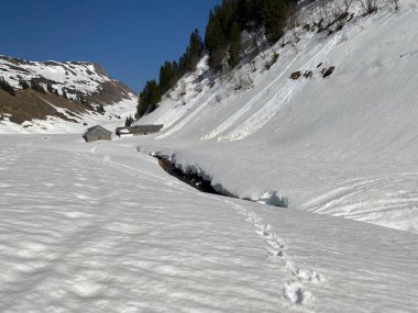 Glarus Alpleri dağ kitlesinin dağlık vadilerinde ve buzlu tepelerinde muhteşem kış yürüyüşü patikaları ve izler - Glarus Kantonu, İsviçre (Schweiz)
