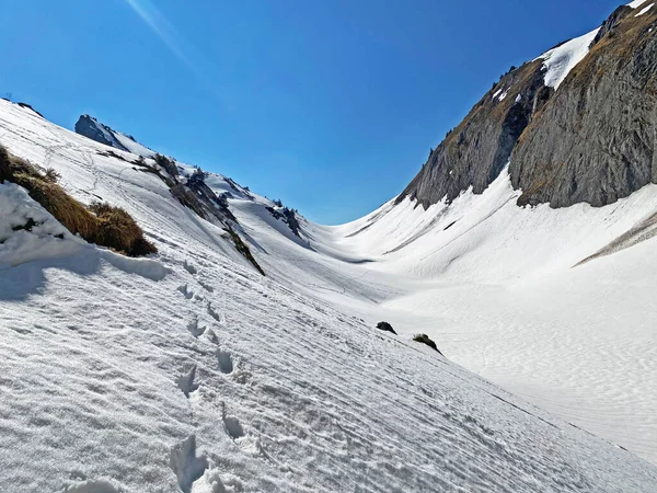 Wunderschöne Winterwanderwege Und Spuren Den Alpentälern Und Vereisten Gipfeln Der — Stockfoto