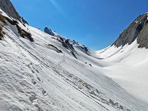 Wunderschöne Winterwanderwege Und Spuren Den Alpentälern Und Vereisten Gipfeln Der — Stockfoto