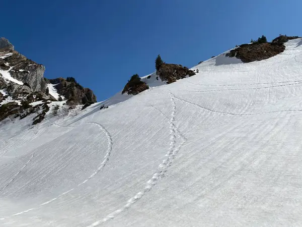 Prachtige Winterwandelwegen Sporen Alpiene Dalen Ijzige Bergtoppen Van Het Bergmassief — Stockfoto