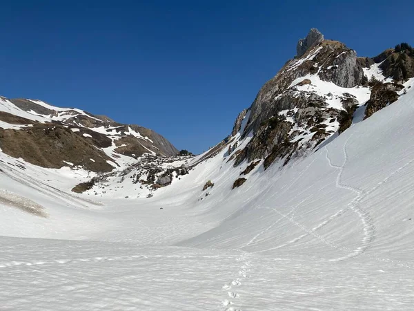 在瑞士Glarus州Glarus高山地块的高山山谷和冰峰上的冬季远足小径和小径 施韦兹 — 图库照片