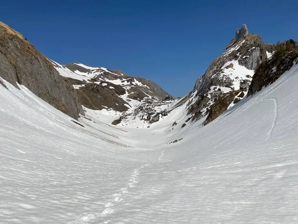 Wunderschöne Winterwanderwege Und Spuren Den Alpentälern Und Vereisten Gipfeln Der — Stockfoto
